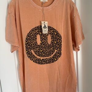 Easel Leopard Smiley Mineral-Wash Short Sleeve Tee in Peach